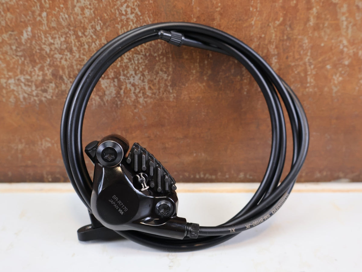 Schaltgruppen von Shimano, Shimano 105 R7120 / R7100 2x12-fach Schaltgruppe Disc Hydraulisch Set vor USEDBIKES-OB.DE Hintergrund