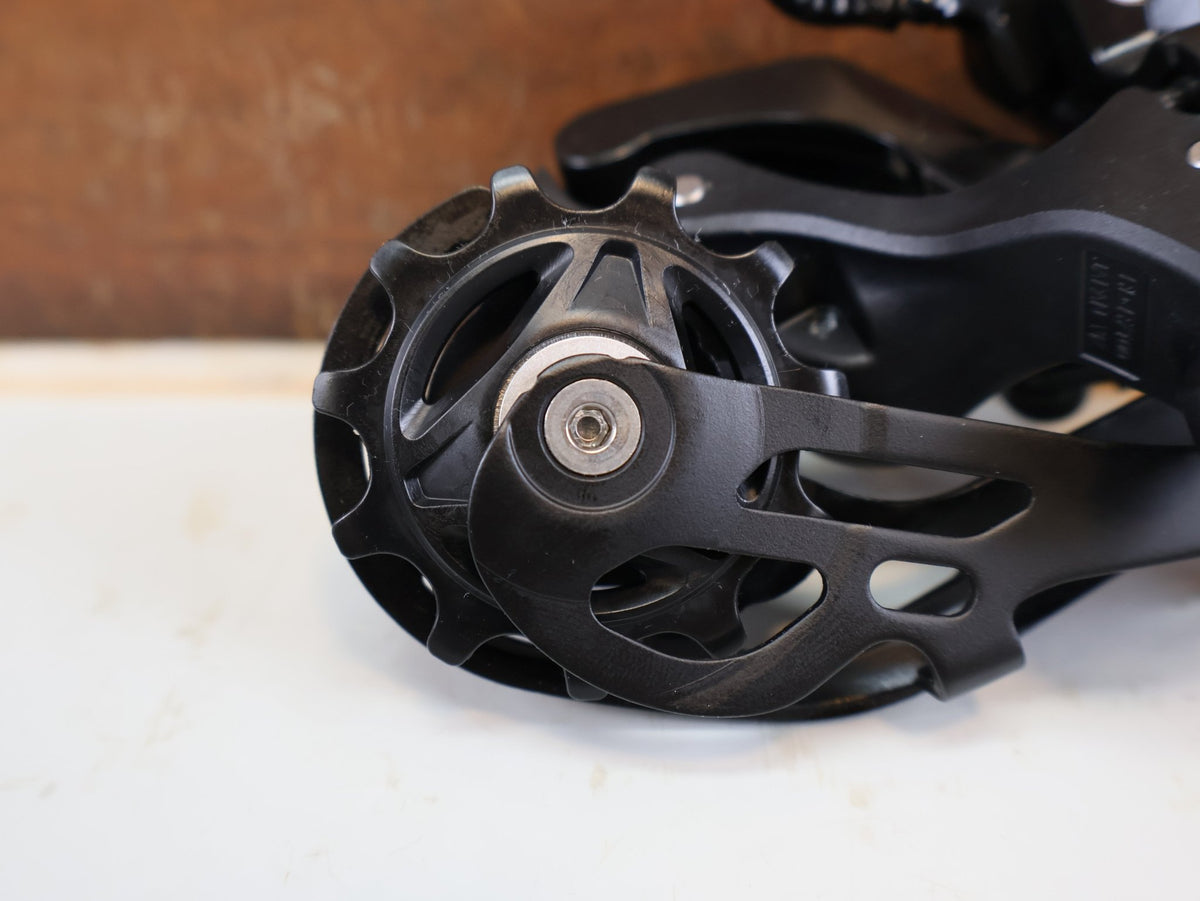 Schaltgruppen von Shimano, Shimano 105 R7120 / R7100 2x12-fach Schaltgruppe Disc Hydraulisch Set vor USEDBIKES-OB.DE Hintergrund
