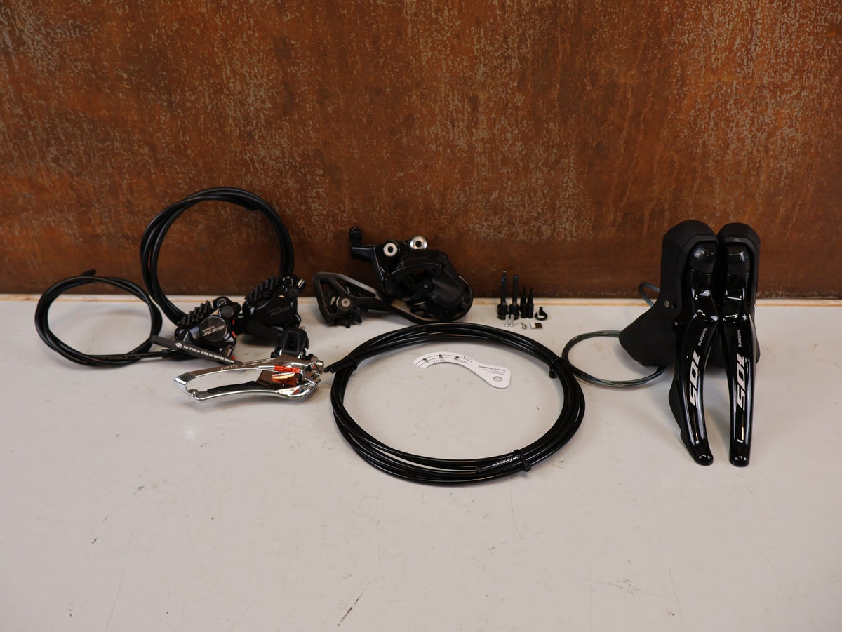 Schaltgruppen von Shimano, Shimano 105 R7120 / R7100 2x12-fach Schaltgruppe Disc Hydraulisch Set vor USEDBIKES-OB.DE Hintergrund