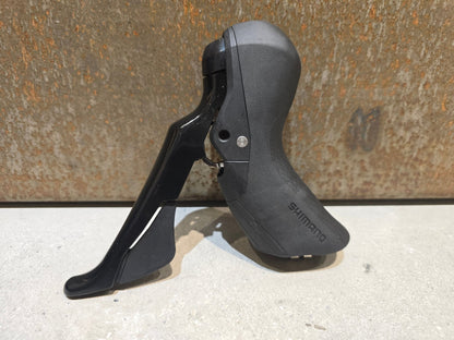 Brems - / Schalthebel von Shimano, SHIMANO 105 SCHALT - / BREMSHEBEL DISC ST - R7020 - L / - R LINKS / RECHTS in variant_title vor USEDBIKES - OB.DE Hintergrund