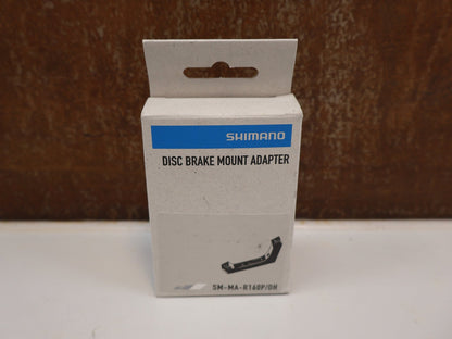 Bremsadapter von Shimano, SHIMANO ADAPTER SM-MA-R160P/D / FLATMOUNT RAHMEN AUF PM SATTEL / HR 160 MM vor USEDBIKES-OB.DE Hintergrund