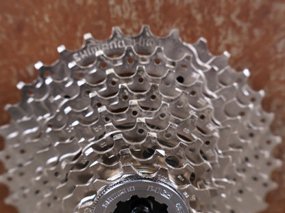 Kassette & Zahnkränze von Shimano, SHIMANO ALIVIO CS - HG400 - 9 KASSETTE / 9 - FACH / 11 - 34 ZÄHNE / HYPERGLIDE / SILVER vor USEDBIKES - OB.DE Hintergrund