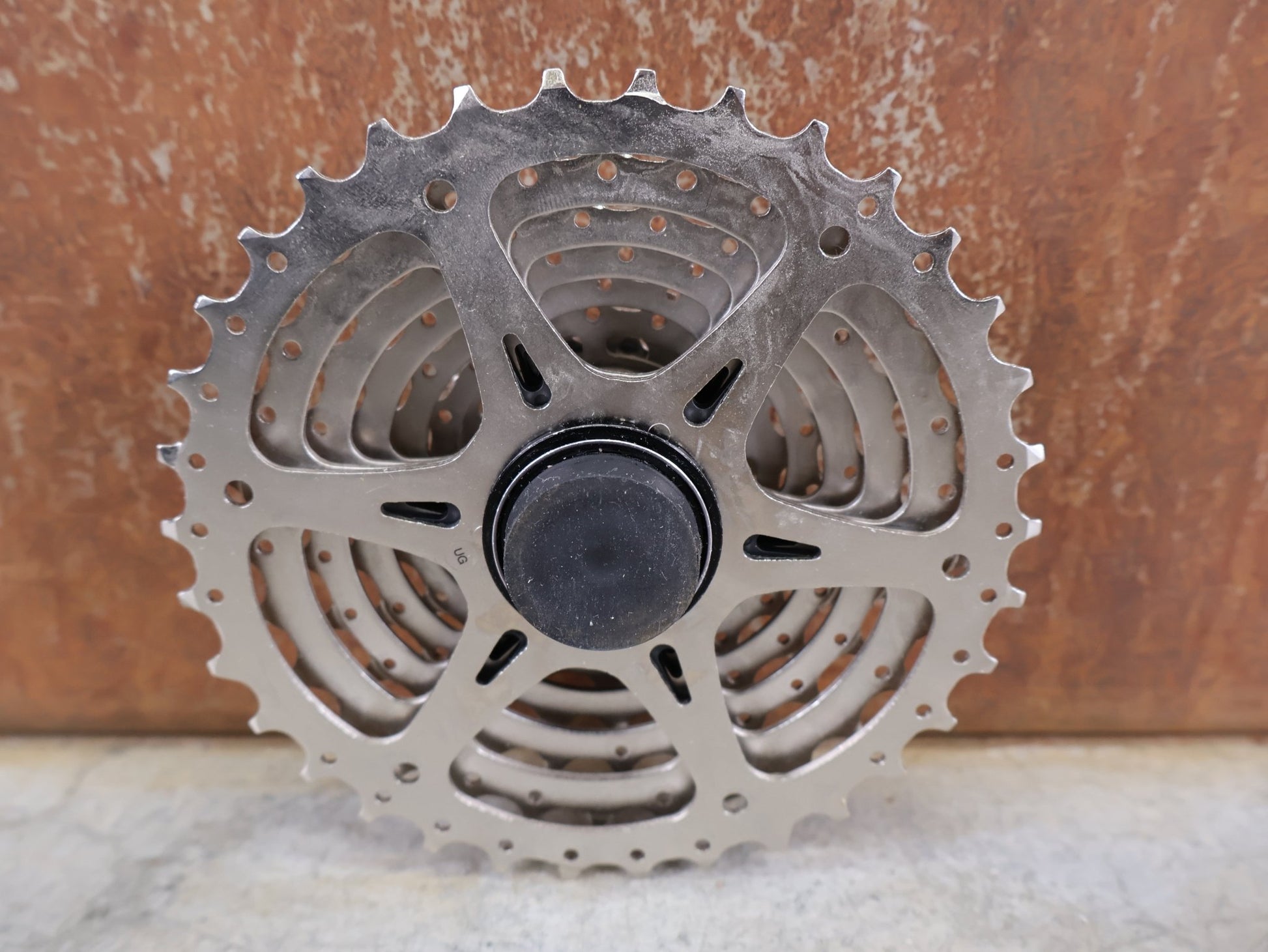 Kassette & Zahnkränze von Shimano, SHIMANO ALIVIO CS - HG400 - 9 KASSETTE / 9 - FACH / 11 - 34 ZÄHNE / HYPERGLIDE / SILVER vor USEDBIKES - OB.DE Hintergrund