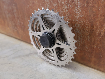 Kassette & Zahnkränze von Shimano, SHIMANO ALIVIO CS - HG400 - 9 KASSETTE / 9 - FACH / 11 - 34 ZÄHNE / HYPERGLIDE / SILVER vor USEDBIKES - OB.DE Hintergrund