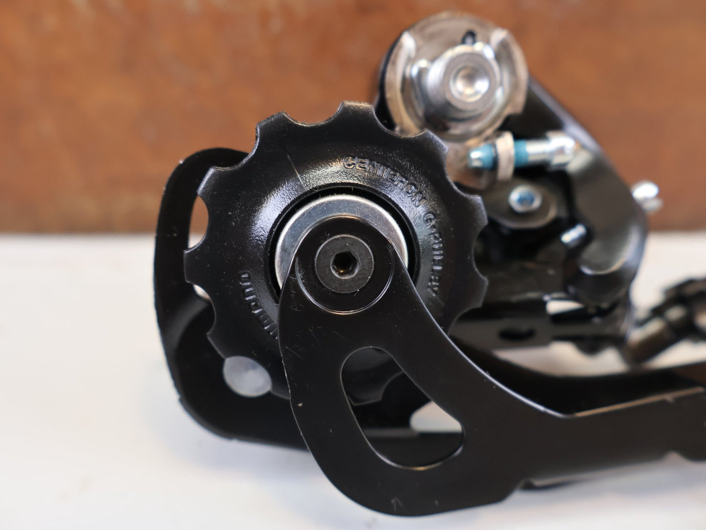 Schaltungsteile von Shimano, SHIMANO ALTUS RD M370 SCHALTWERK 9 FACH MAX 34 T vor USEDBIKES-OB.DE Hintergrund