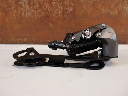 Schaltungsteile von Shimano, SHIMANO ALTUS RD M370 SCHALTWERK 9 FACH MAX 34 T vor USEDBIKES-OB.DE Hintergrund