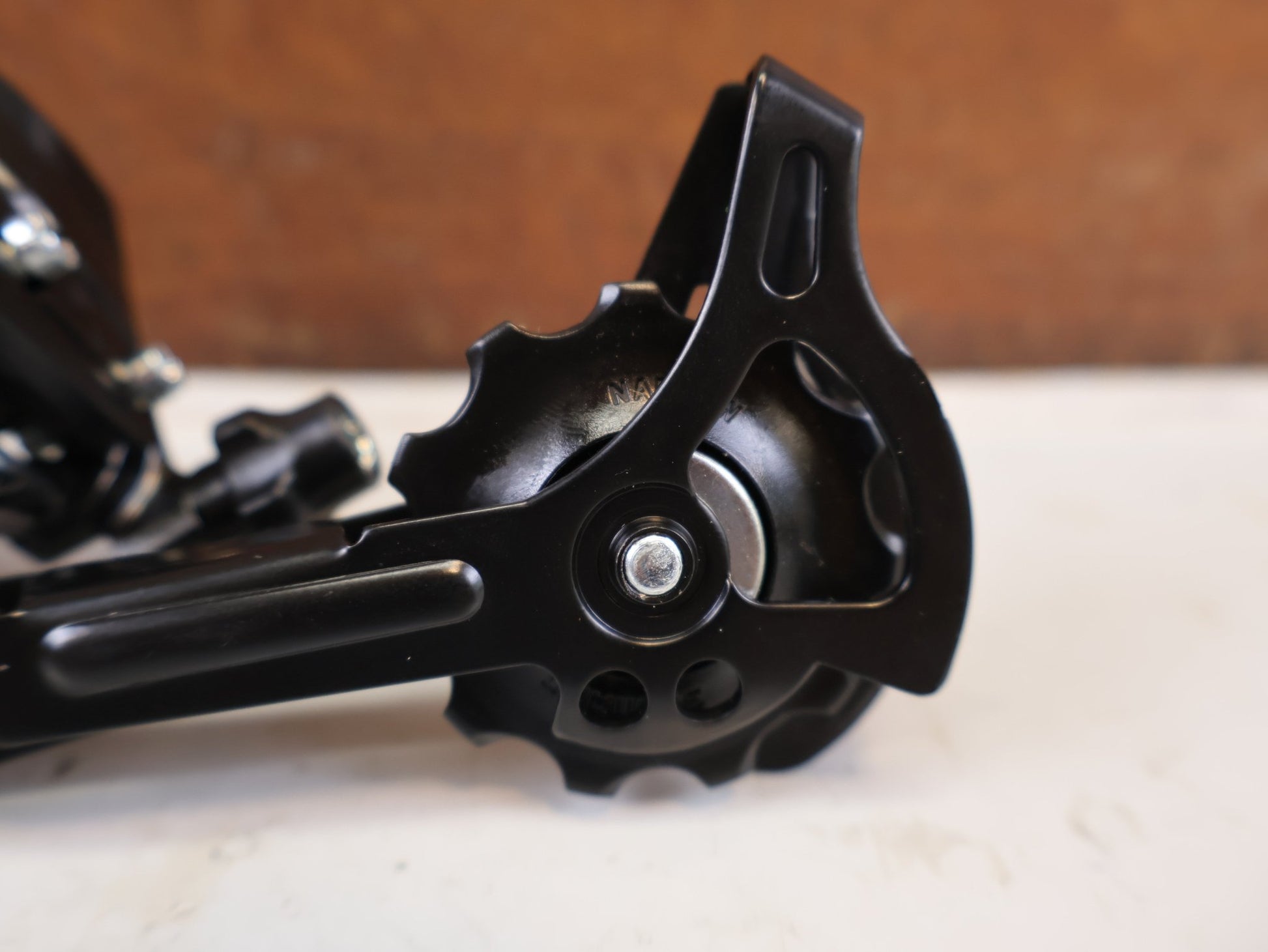 Schaltungsteile von Shimano, SHIMANO ALTUS RD M370 SCHALTWERK 9 FACH MAX 34 T vor USEDBIKES-OB.DE Hintergrund