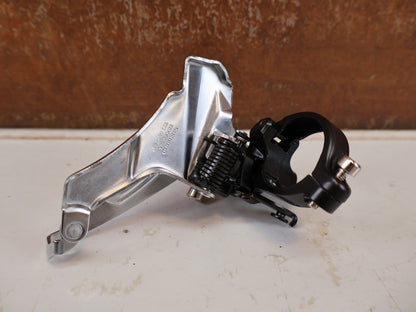 Schaltungsteile von Shimano, SHIMANO ALTUS UMWERFER FD-M313-6 3X7/8-FACH SCHELLE DUAL PULL vor USEDBIKES-OB.DE Hintergrund