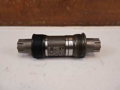 Innenlager von Shimano, SHIMANO BB-ES300 OCTALINK INNENLAGER BSA 68X118MM vor USEDBIKES-OB.DE Hintergrund