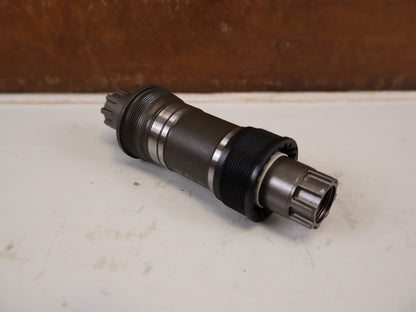Innenlager von Shimano, SHIMANO BB-ES300 OCTALINK INNENLAGER BSA 68X118MM vor USEDBIKES-OB.DE Hintergrund