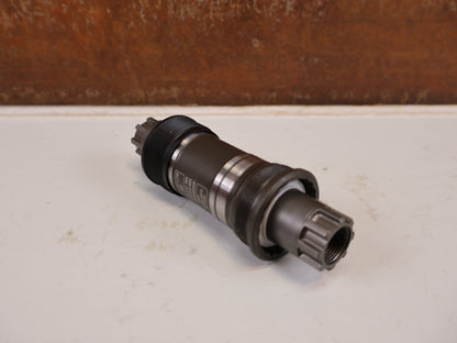 Innenlager von Shimano, SHIMANO BB-ES300 OCTALINK INNENLAGER BSA 68X118MM vor USEDBIKES-OB.DE Hintergrund