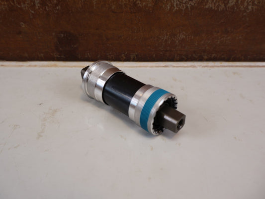 Innenlager von Shimano, SHIMANO BB-UN300 INNENLAGER / BSA 68 MM VIERKANT PATRONENLAGER vor USEDBIKES-OB.DE Hintergrund