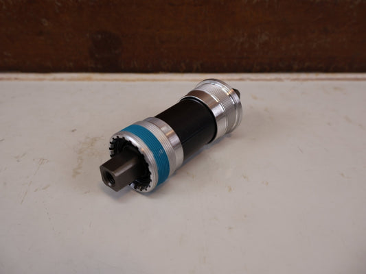 Innenlager von Shimano, SHIMANO BB-UN300 INNENLAGER / BSA 68 MM VIERKANT PATRONENLAGER vor USEDBIKES-OB.DE Hintergrund