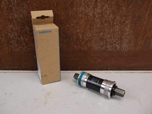 Innenlager von Shimano, SHIMANO BB-UN300 INNENLAGER BSA 73MM JIS 4-KANT 122,5MM vor USEDBIKES-OB.DE Hintergrund