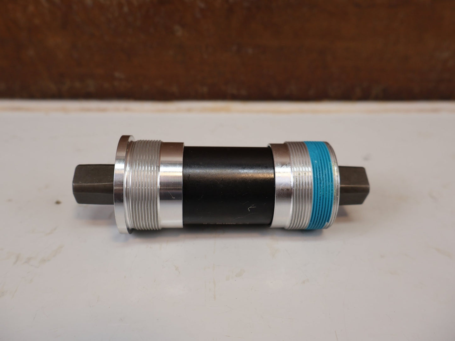 Innenlager von Shimano, SHIMANO BB-UN300-K INNENLAGER BSA 68MM / JIS 4-KANT KETTENKASTEN vor USEDBIKES-OB.DE Hintergrund