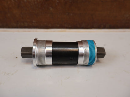 Innenlager von Shimano, SHIMANO BB-UN300-K INNENLAGER BSA 68MM / JIS 4-KANT KETTENKASTEN vor USEDBIKES-OB.DE Hintergrund