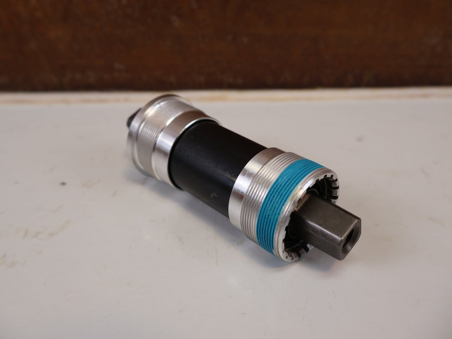 Innenlager von Shimano, SHIMANO BB-UN300-K INNENLAGER BSA 68MM / JIS 4-KANT KETTENKASTEN vor USEDBIKES-OB.DE Hintergrund