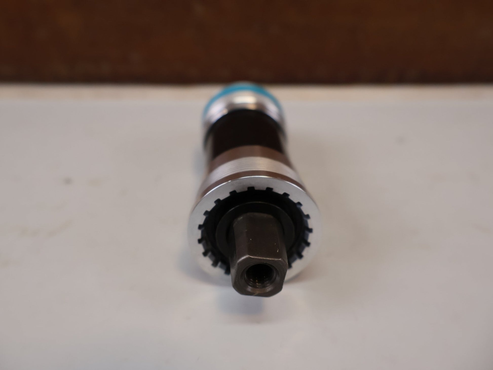 Innenlager von Shimano, SHIMANO BB-UN300-K INNENLAGER BSA 68MM / JIS 4-KANT KETTENKASTEN vor USEDBIKES-OB.DE Hintergrund