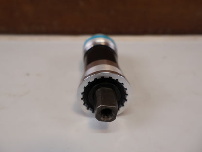 Innenlager von Shimano, SHIMANO BB-UN300-K INNENLAGER BSA 68MM / JIS 4-KANT KETTENKASTEN vor USEDBIKES-OB.DE Hintergrund