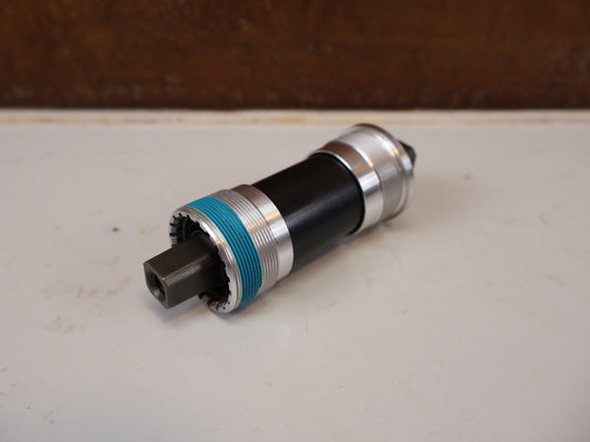 Innenlager von Shimano, SHIMANO BB-UN300-K INNENLAGER BSA 68MM / JIS 4-KANT KETTENKASTEN vor USEDBIKES-OB.DE Hintergrund