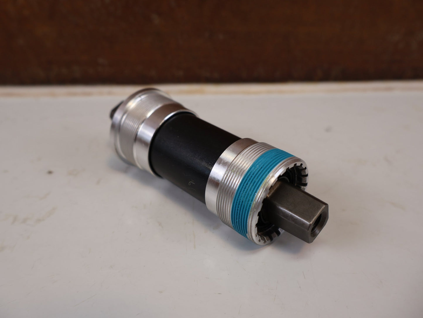 Innenlager von Shimano, SHIMANO BB-UN300-K INNENLAGER BSA 68MM / JIS 4-KANT KETTENKASTEN vor USEDBIKES-OB.DE Hintergrund