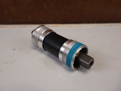 Innenlager von Shimano, SHIMANO BB-UN300-K INNENLAGER BSA 68MM / JIS 4-KANT KETTENKASTEN vor USEDBIKES-OB.DE Hintergrund