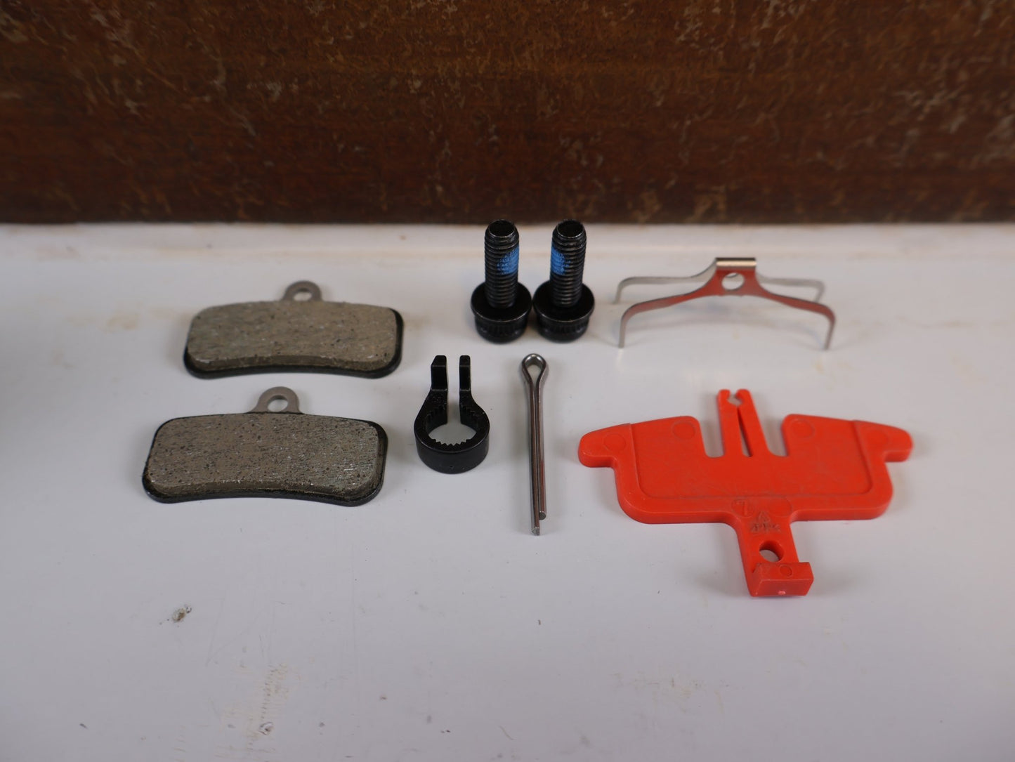 Bremse von Shimano, SHIMANO BR - MT520 BREMSSATTEL / 4 - KOLBEN / POSTMOUNT / KERAMIK - KOLBEN / EBRMT520MPRXL vor USEDBIKES - OB.DE Hintergrund