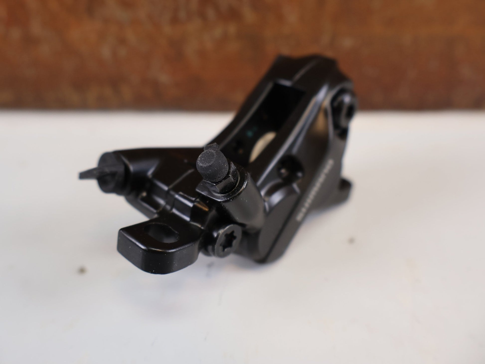 Bremse von Shimano, SHIMANO BR - MT520 BREMSSATTEL / 4 - KOLBEN / POSTMOUNT / KERAMIK - KOLBEN / EBRMT520MPRXL vor USEDBIKES - OB.DE Hintergrund