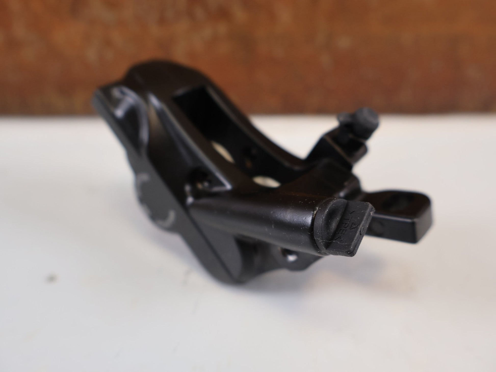 Bremse von Shimano, SHIMANO BR - MT520 BREMSSATTEL / 4 - KOLBEN / POSTMOUNT / KERAMIK - KOLBEN / EBRMT520MPRXL vor USEDBIKES - OB.DE Hintergrund