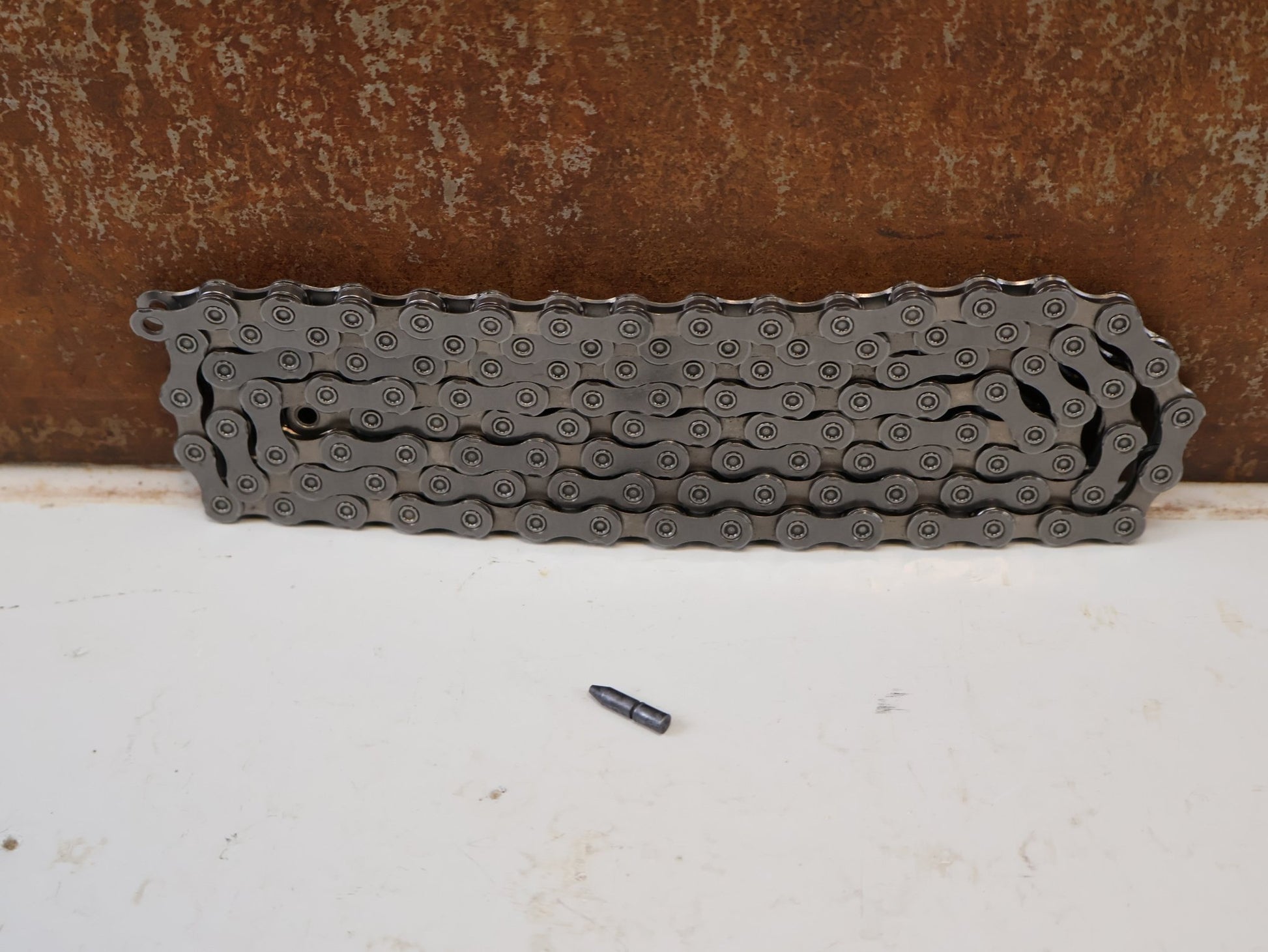 Kette von Shimano, SHIMANO CN-HG601 KETTE / 11-FACH 116 GLIEDER ROAD MTB E-BIKE INKL NIETSTIFT vor USEDBIKES-OB.DE Hintergrund