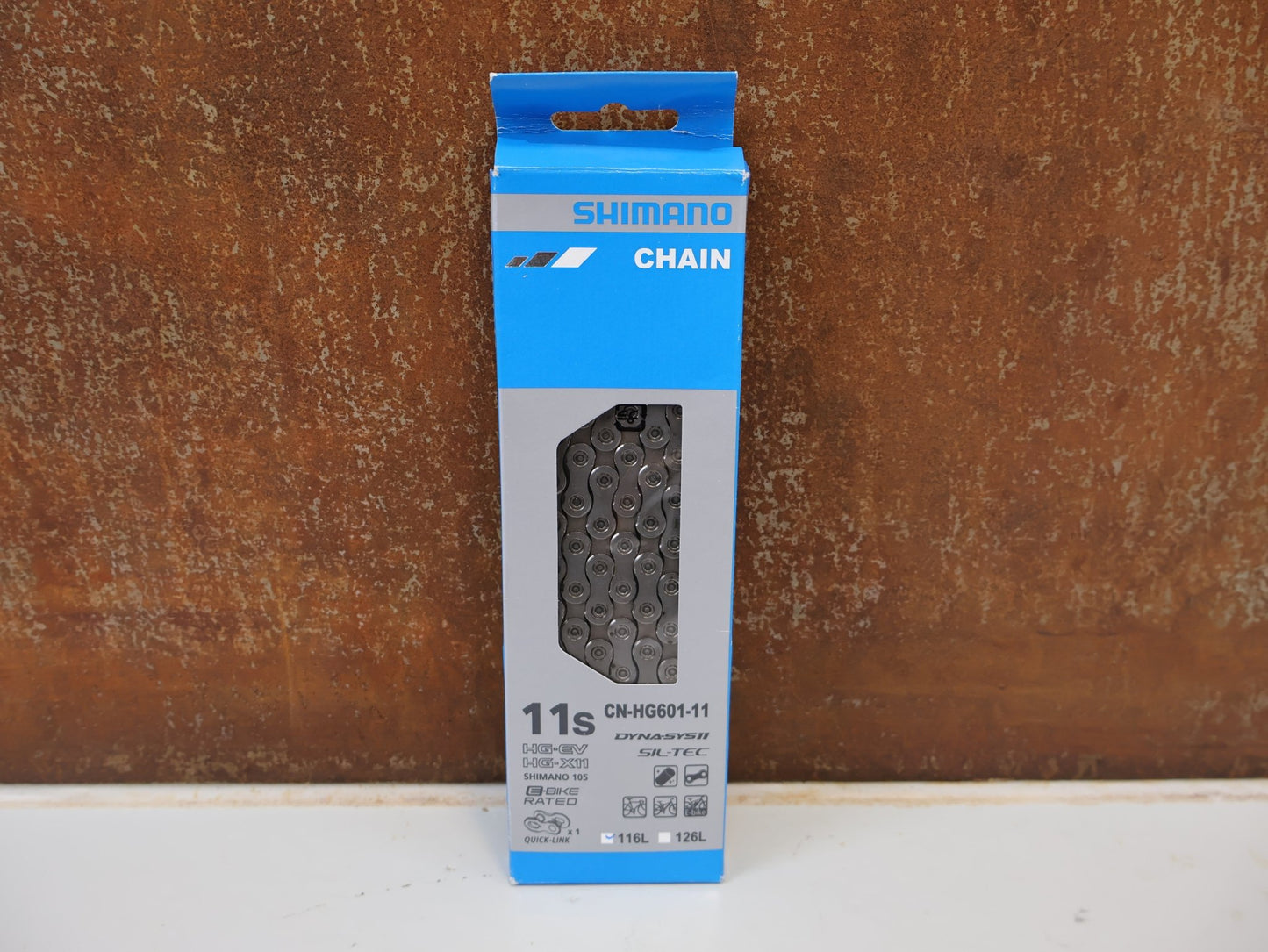 Kette von Shimano, SHIMANO CN-HG601 KETTE / 11-FACH 116 GLIEDER ROAD MTB GRAVEL QUICK LINK vor USEDBIKES-OB.DE Hintergrund