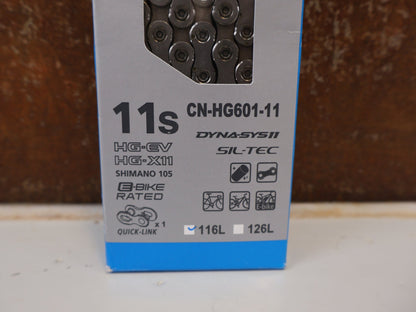 Kette von Shimano, SHIMANO CN-HG601 KETTE / 11-FACH 116 GLIEDER ROAD MTB GRAVEL QUICK LINK vor USEDBIKES-OB.DE Hintergrund