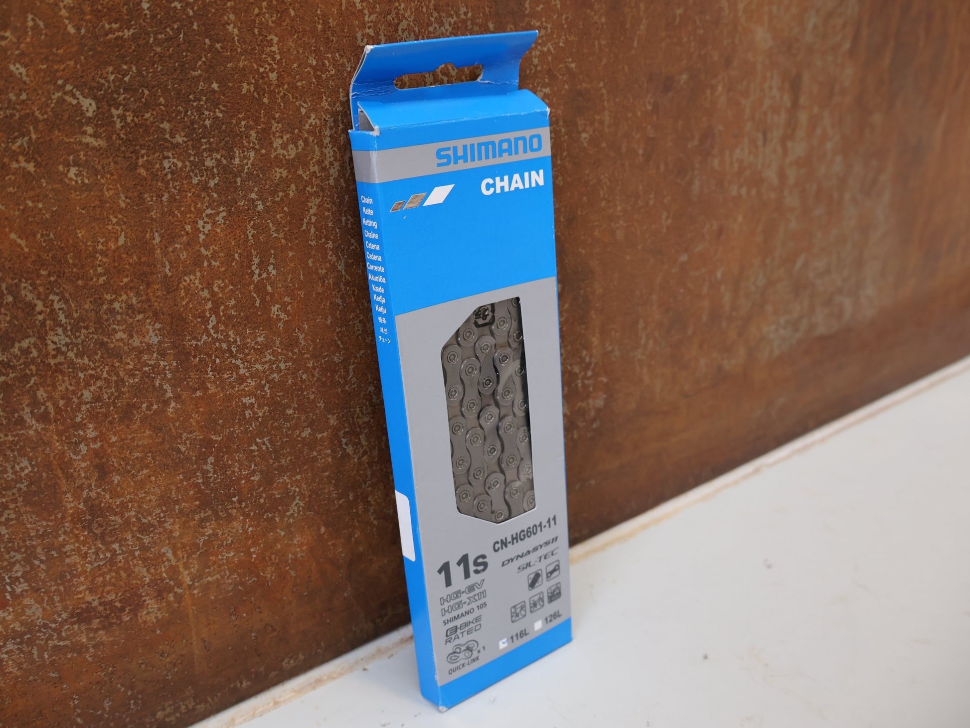 Kette von Shimano, SHIMANO CN-HG601 KETTE / 11-FACH 116 GLIEDER ROAD MTB GRAVEL QUICK LINK vor USEDBIKES-OB.DE Hintergrund