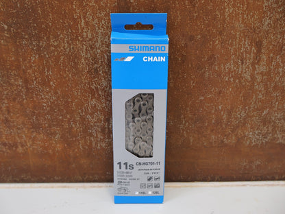 Kette von Shimano, SHIMANO CN-HG701-11 KETTE / 11-FACH 116 GLIEDER ULTEGRA XT & E-BIKE QUICK LINK vor USEDBIKES-OB.DE Hintergrund