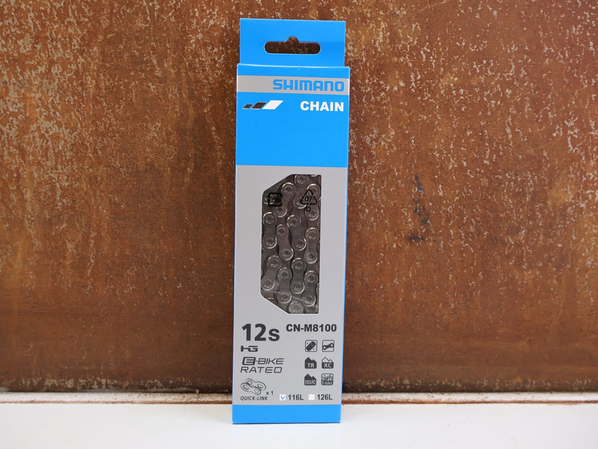 Kette von Shimano, SHIMANO CN M8100 KETTE 12 FACH 116 GLIEDER ULTEGRA DEORE XT QUICK vor USEDBIKES-OB.DE Hintergrund