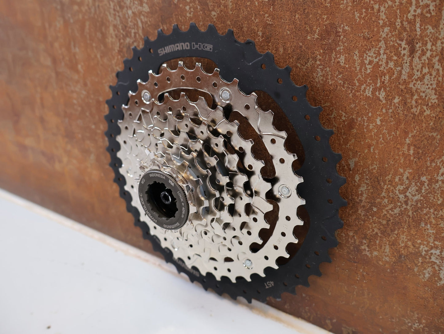 Kassette & Zahnkränze von Shimano, SHIMANO CS-HG400-8 KASSETTE / 8-FACH 11-40 ZÄHNE MEGA RANGE HYPERGLIDE MTB vor USEDBIKES-OB.DE Hintergrund