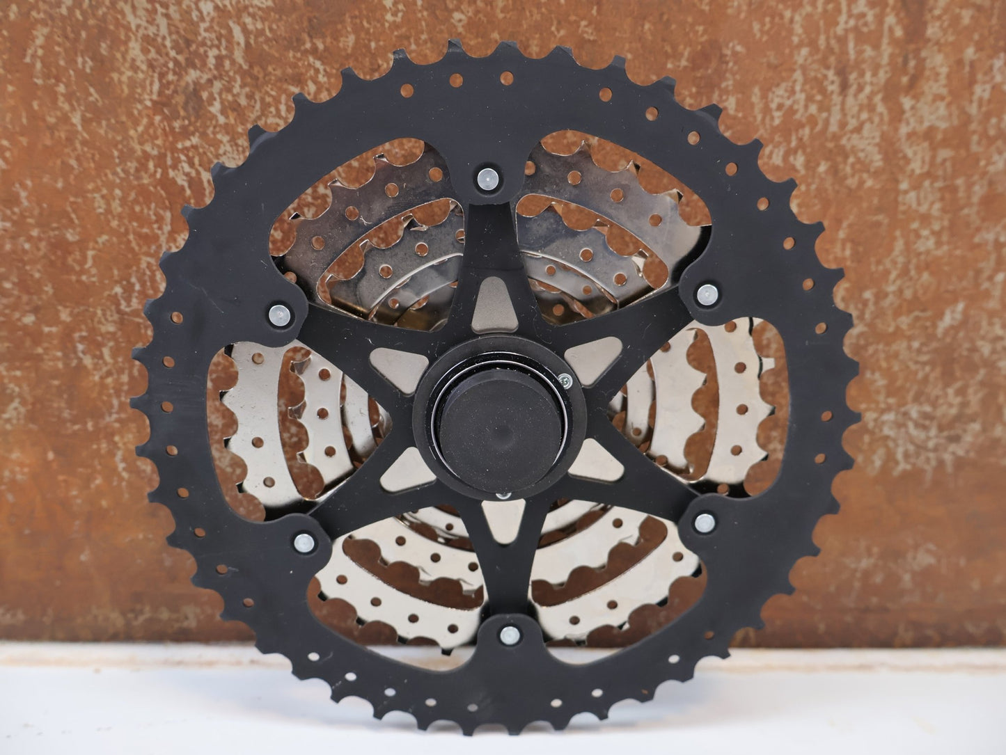 Kassette & Zahnkränze von Shimano, SHIMANO CS-HG400-8 KASSETTE / 8-FACH 11-40 ZÄHNE MEGA RANGE HYPERGLIDE MTB vor USEDBIKES-OB.DE Hintergrund