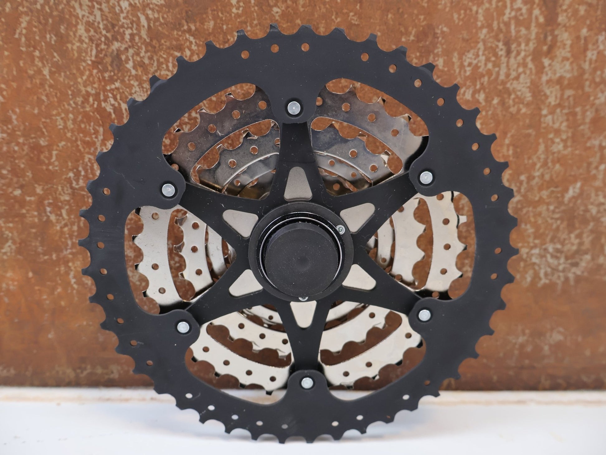 Kassette & Zahnkränze von Shimano, SHIMANO CS-HG400-8 KASSETTE / 8-FACH 11-40 ZÄHNE MEGA RANGE HYPERGLIDE MTB vor USEDBIKES-OB.DE Hintergrund