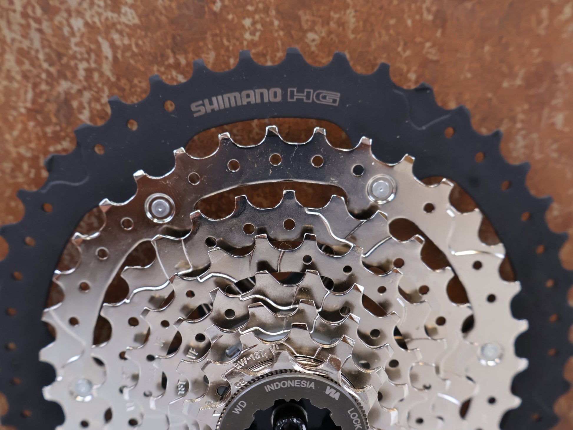 Kassette & Zahnkränze von Shimano, SHIMANO CS-HG400-8 KASSETTE / 8-FACH 11-40 ZÄHNE MEGA RANGE HYPERGLIDE MTB vor USEDBIKES-OB.DE Hintergrund