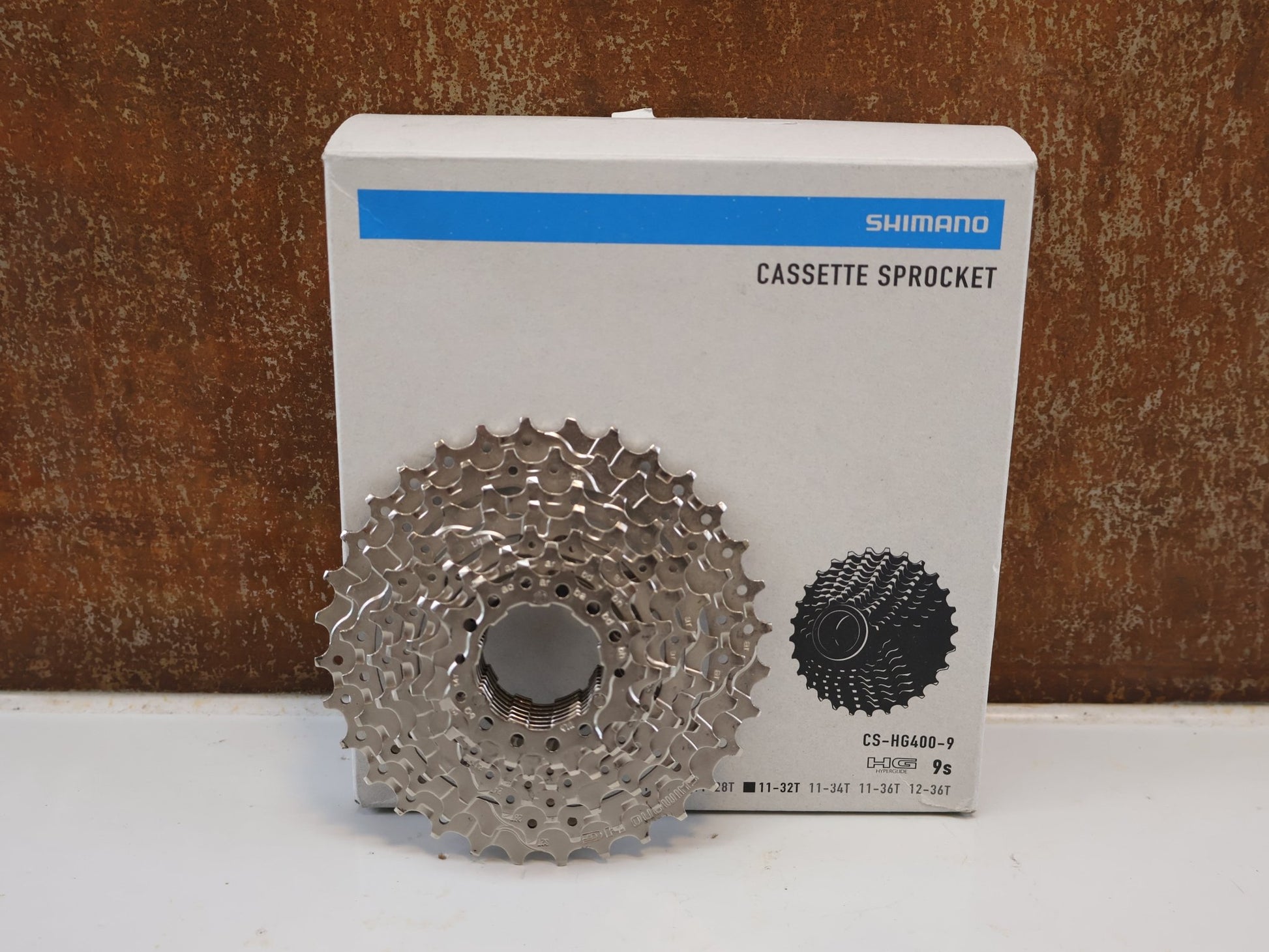 Kassette & Zahnkränze von Shimano, SHIMANO CS - HG400 - 9 KASSETTE / 9 - FACH / 11 - 32 ZÄHNE / HYPERGLIDE / ALIVIO vor USEDBIKES - OB.DE Hintergrund