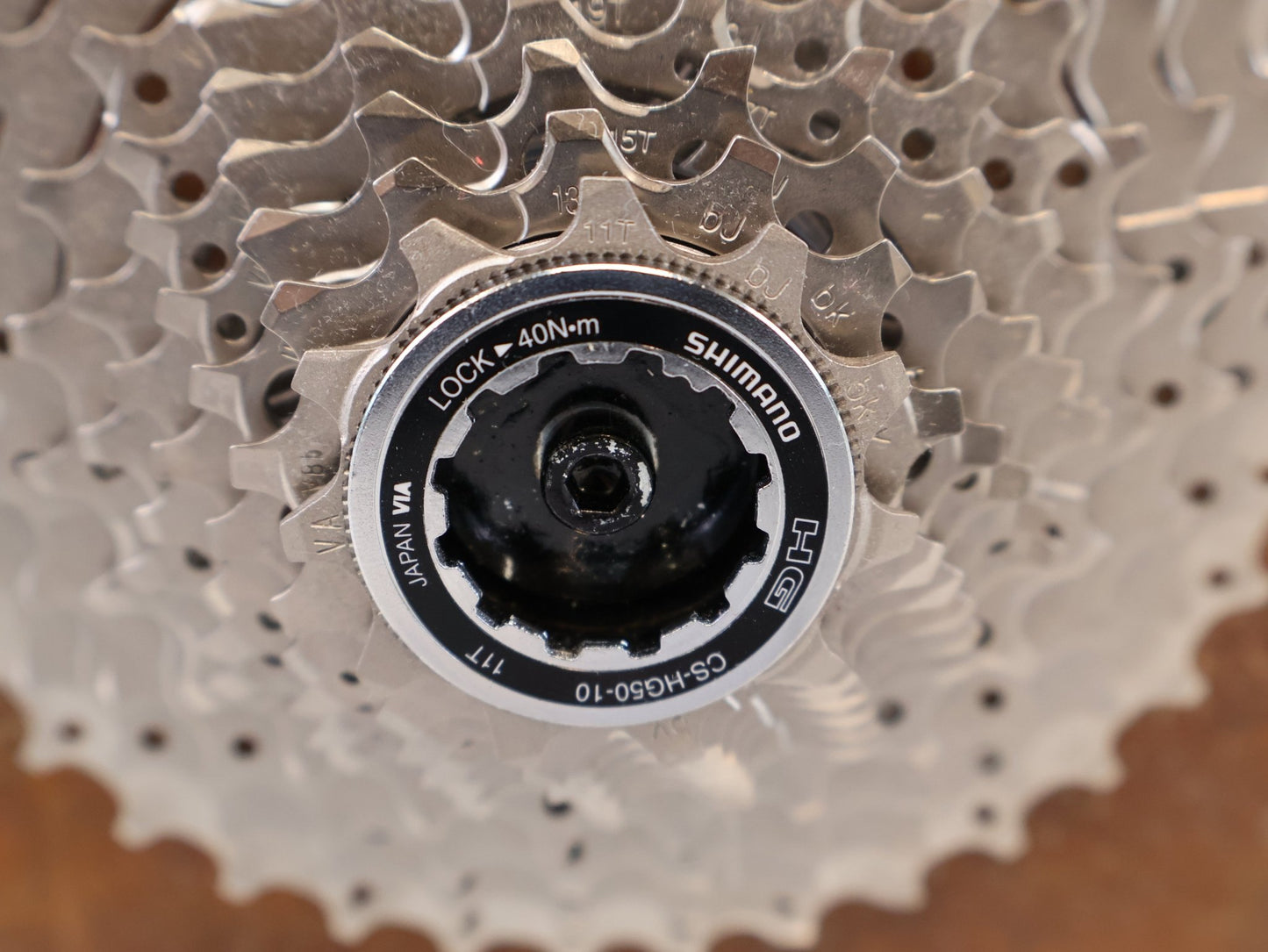 Kassette & Zahnkränze von Shimano, SHIMANO CS-HG50-10 / 10-FACH KASSETTE / MTB GRAVEL TREKKING / 11-36 ZÄHNE vor USEDBIKES-OB.DE Hintergrund