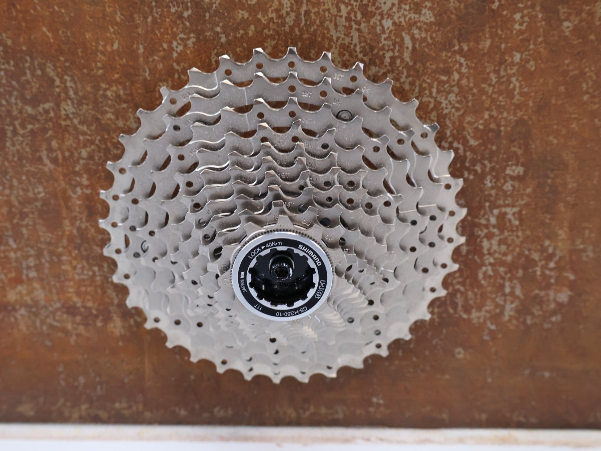 Kassette & Zahnkränze von Shimano, SHIMANO CS-HG50-10 / 10-FACH KASSETTE / MTB GRAVEL TREKKING / 11-36 ZÄHNE vor USEDBIKES-OB.DE Hintergrund