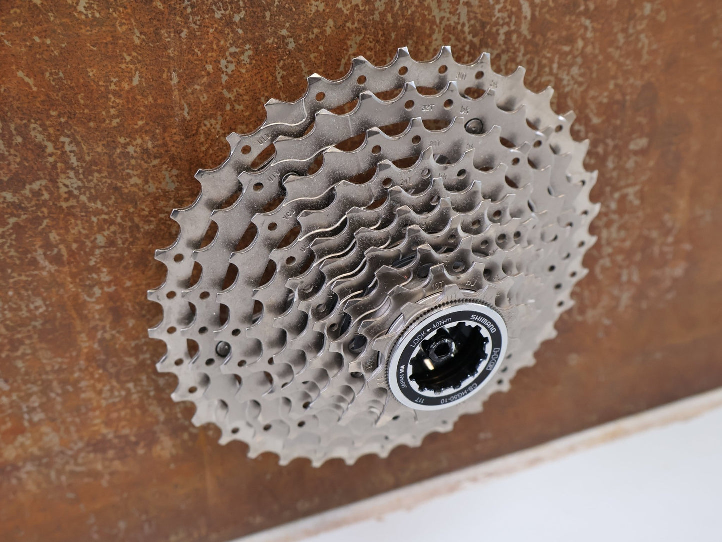 Kassette & Zahnkränze von Shimano, SHIMANO CS-HG50-10 / 10-FACH KASSETTE / MTB GRAVEL TREKKING / 11-36 ZÄHNE vor USEDBIKES-OB.DE Hintergrund
