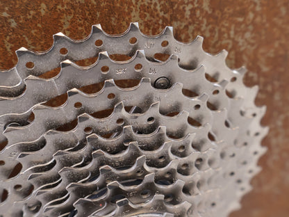 Kassette & Zahnkränze von Shimano, SHIMANO CS-HG50-10 / 10-FACH KASSETTE / MTB GRAVEL TREKKING / 11-36 ZÄHNE vor USEDBIKES-OB.DE Hintergrund