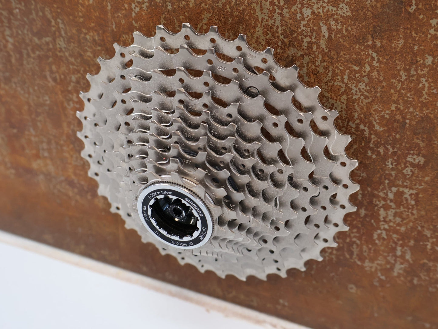 Kassette & Zahnkränze von Shimano, SHIMANO CS-HG50-10 / 10-FACH KASSETTE / MTB GRAVEL TREKKING / 11-36 ZÄHNE vor USEDBIKES-OB.DE Hintergrund