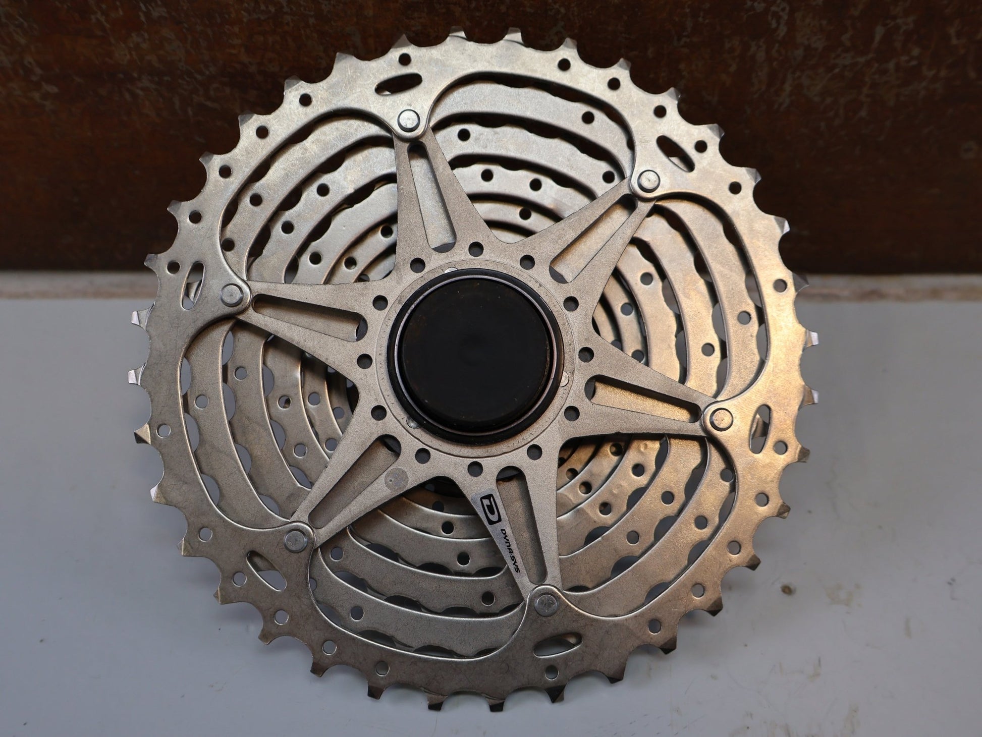 Kassette & Zahnkränze von Shimano, SHIMANO CS-HG50-10 / 10-FACH KASSETTE / MTB GRAVEL TREKKING / 11-36 ZÄHNE vor USEDBIKES-OB.DE Hintergrund