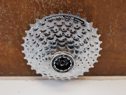 Kassette & Zahnkränze von Shimano, SHIMANO CS-HG51-8 KASSETTE / 8-FACH ALIVIO MTB TREKKING HYPERGLIDE vor USEDBIKES-OB.DE Hintergrund