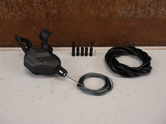 Brems-/ Schalthebel von Shimano, SHIMANO CUES SL-U8000-11 IR SCHALTHEBEL 11-FACH RECHTS I-SPEC II vor USEDBIKES-OB.DE Hintergrund