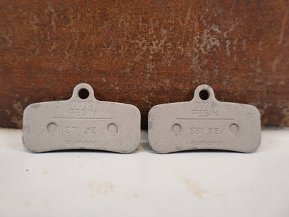 Bremsbelag von Shimano, Shimano D03S Resin Bremsbeläge 4-Kolben XT SLX EBP D03SRXA vor USEDBIKES-OB.DE Hintergrund