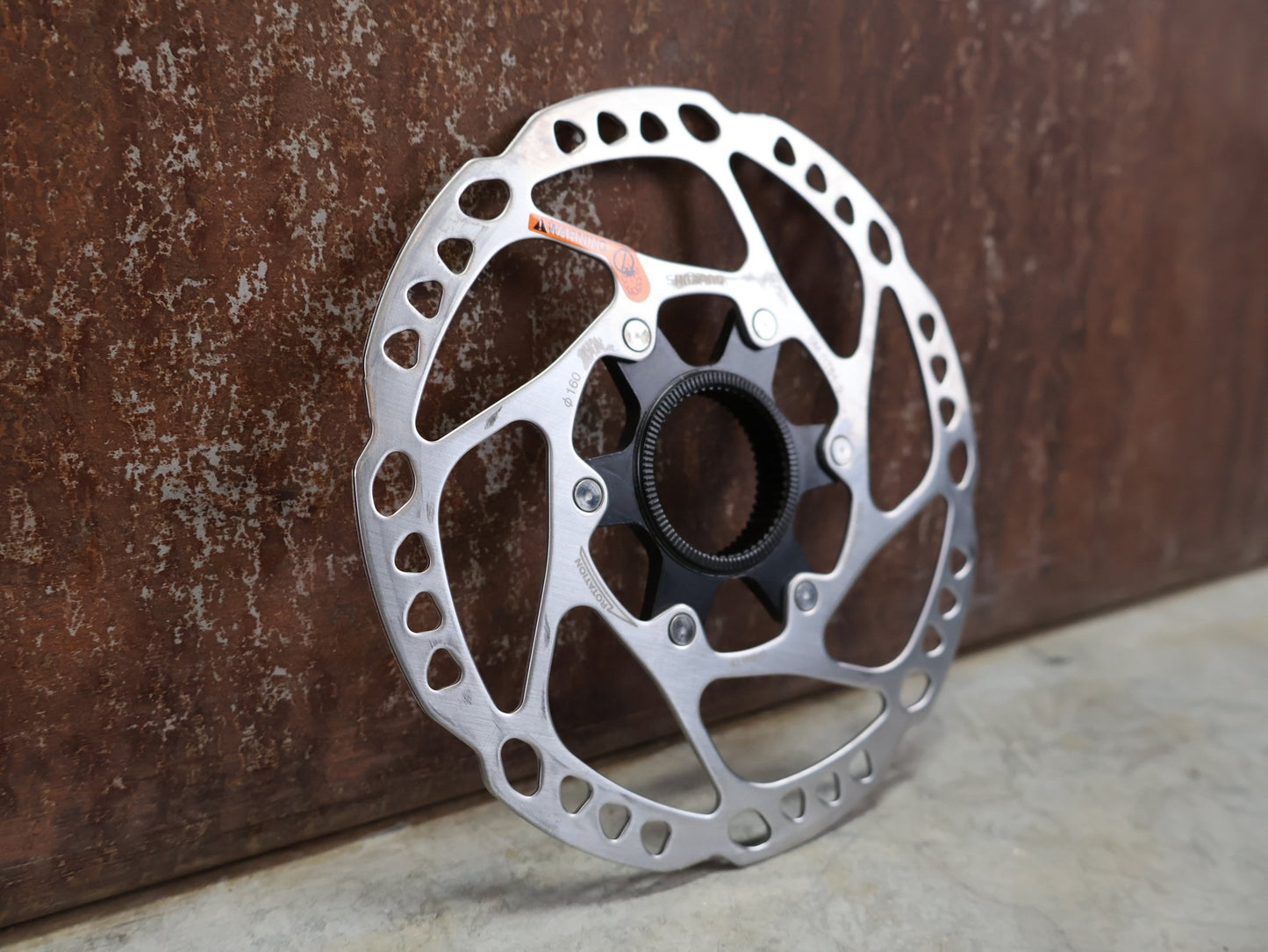 Bremsscheibe von Shimano, SHIMANO DEORE / 105 BREMSSCHEIBE SM - RT64 CENTERLOCK 160MM vor USEDBIKES - OB.DE Hintergrund